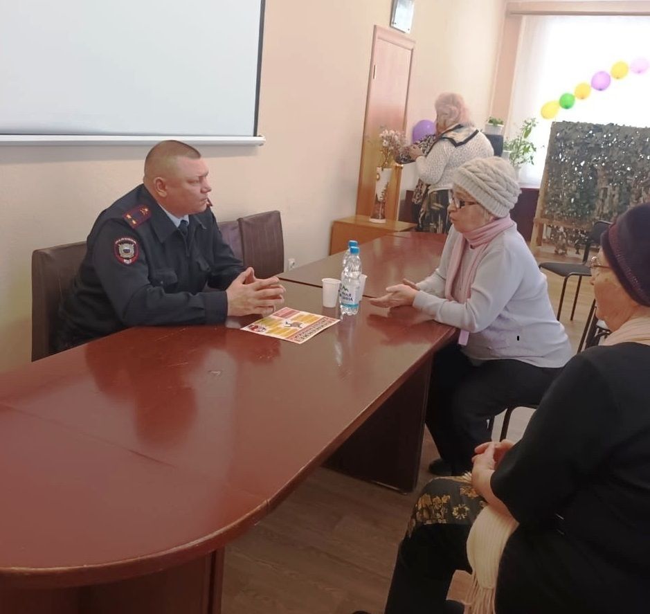 Сотрудник полиции провел беседу по профилактике мошенничества в совете ветеранов Североуральска