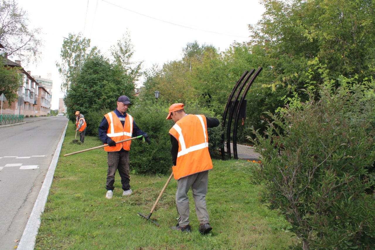 Дорожные рабочие “Службы заказчика” приводят в порядок памятные знаки Североуральска