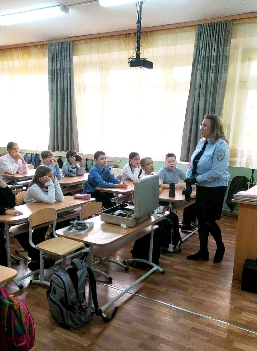 В гостях у североуральских школьников побывал эксперт-криминалист
