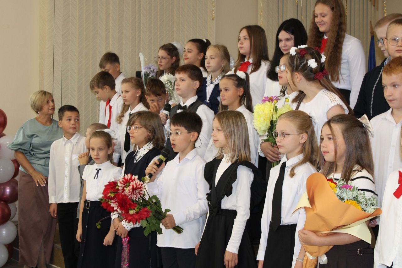 В школах Североуральска прозвенел первый звонок. На фото - линейка в школе №9