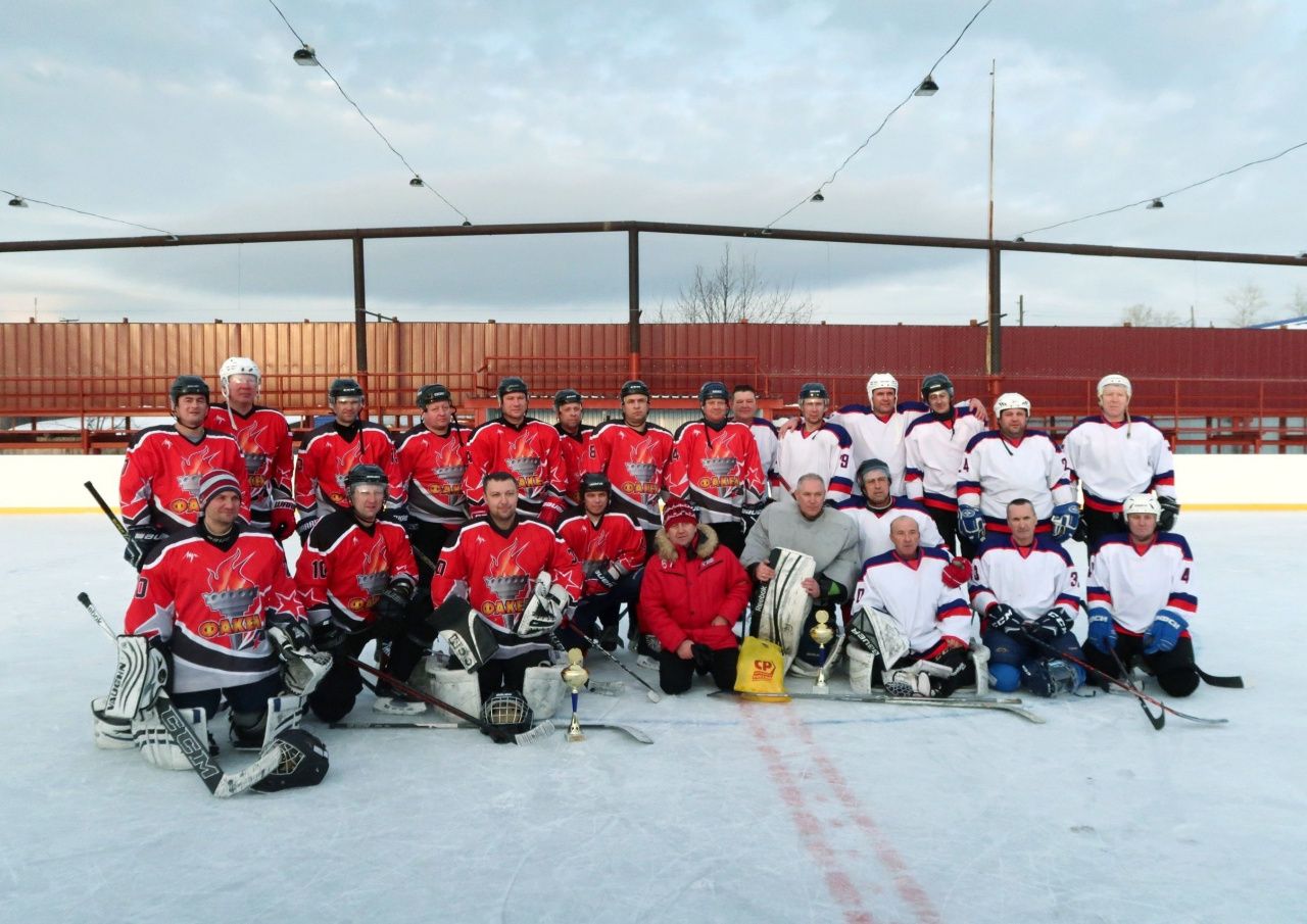 В ветеранском хоккейном турнире победила местная команда. “Так сошлись звезды”, - говорит капитан
