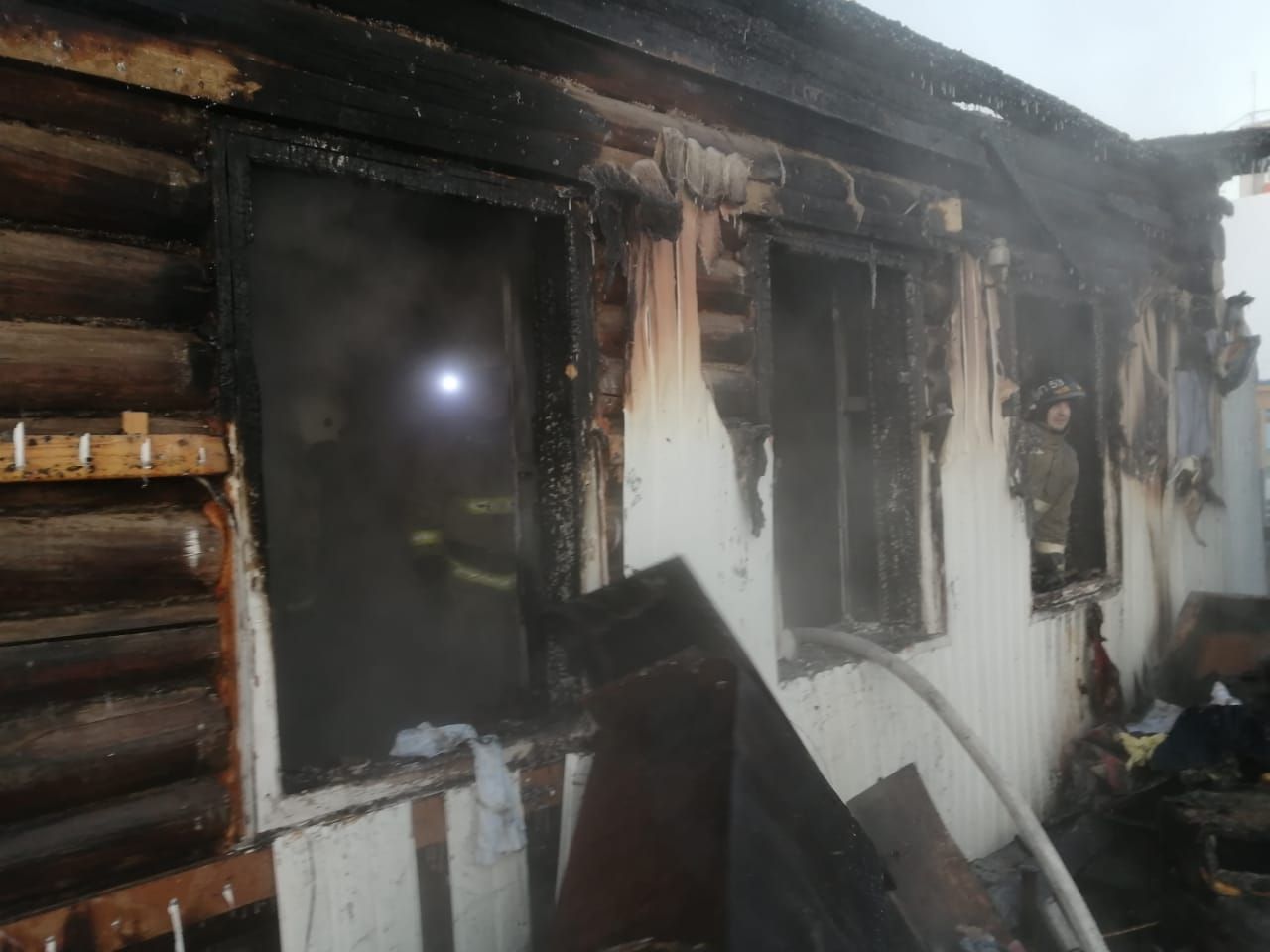 В крупном пожаре в Калье погибли два человека