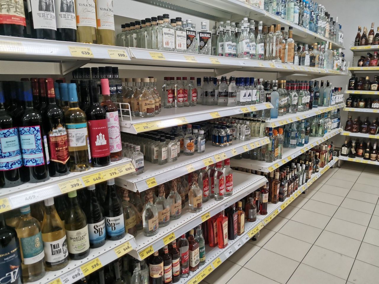 Во время выпускных ограничат продажу алкоголя возле североуральских школ – в радиусе от 200 до 300 метров