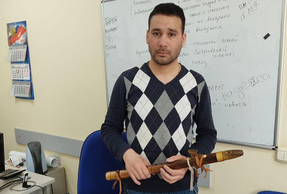 Североуральский самобытный художник Алишер Маматкулов побывал в редакции и сыграл на этноинструментах