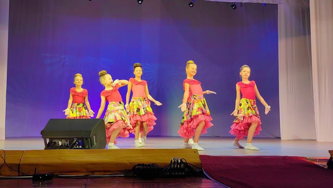 Девчонки из коллектива “Лада” - лауреаты городского конкурса “Звездный мир”