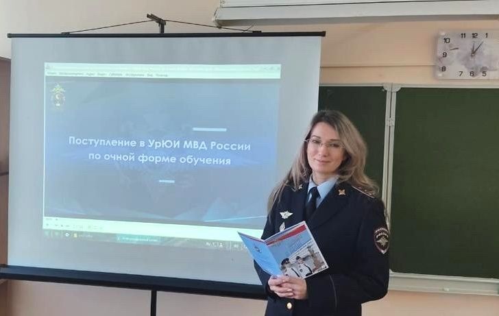 Североуральские правоохранители рассказали старшеклассникам о профессии полицейского