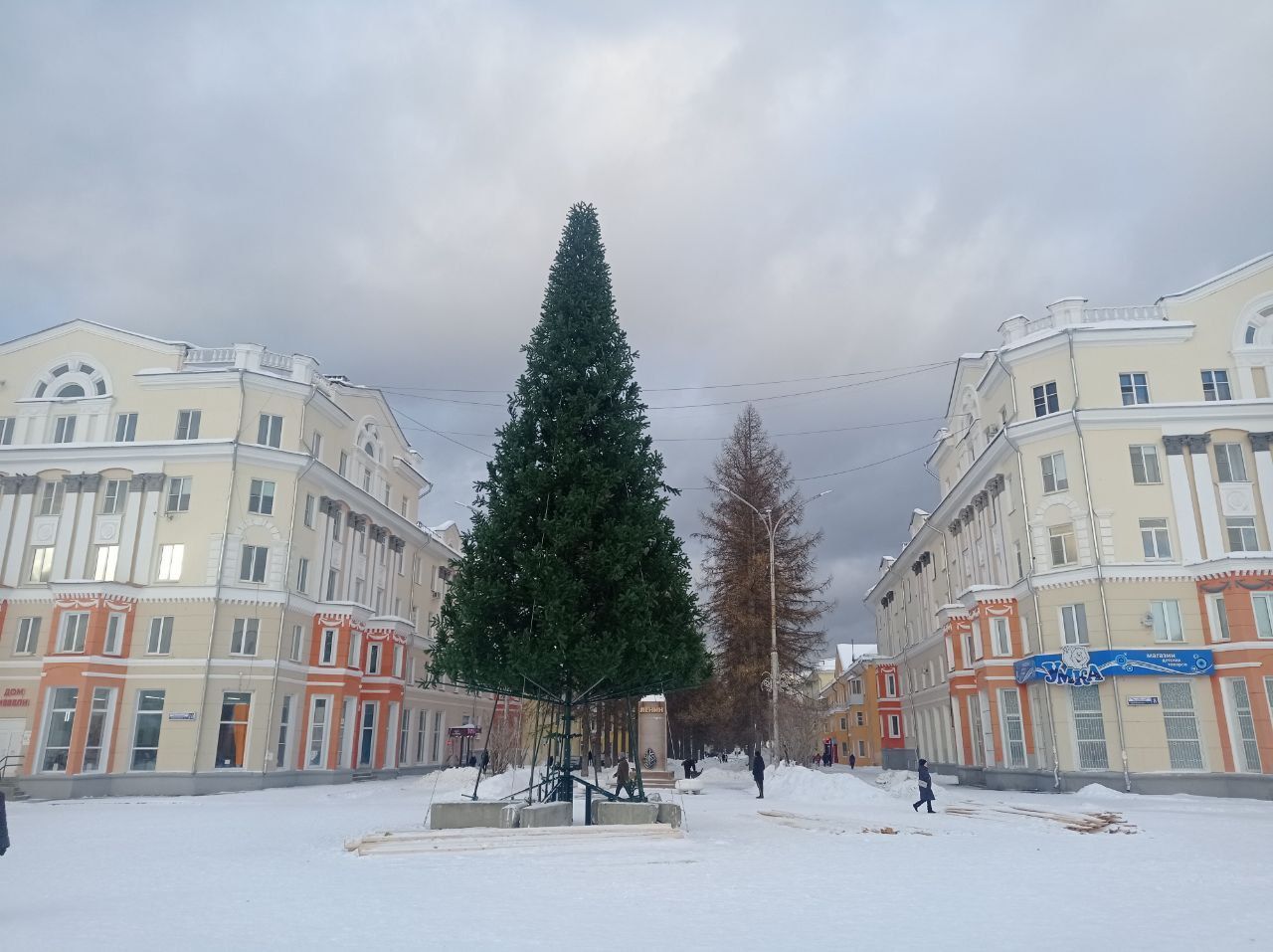 Зимний городок должен быть готов завтра, 22 декабря, но на площади “конь не  валялся” | Новости | ПроСевероуральск.ру