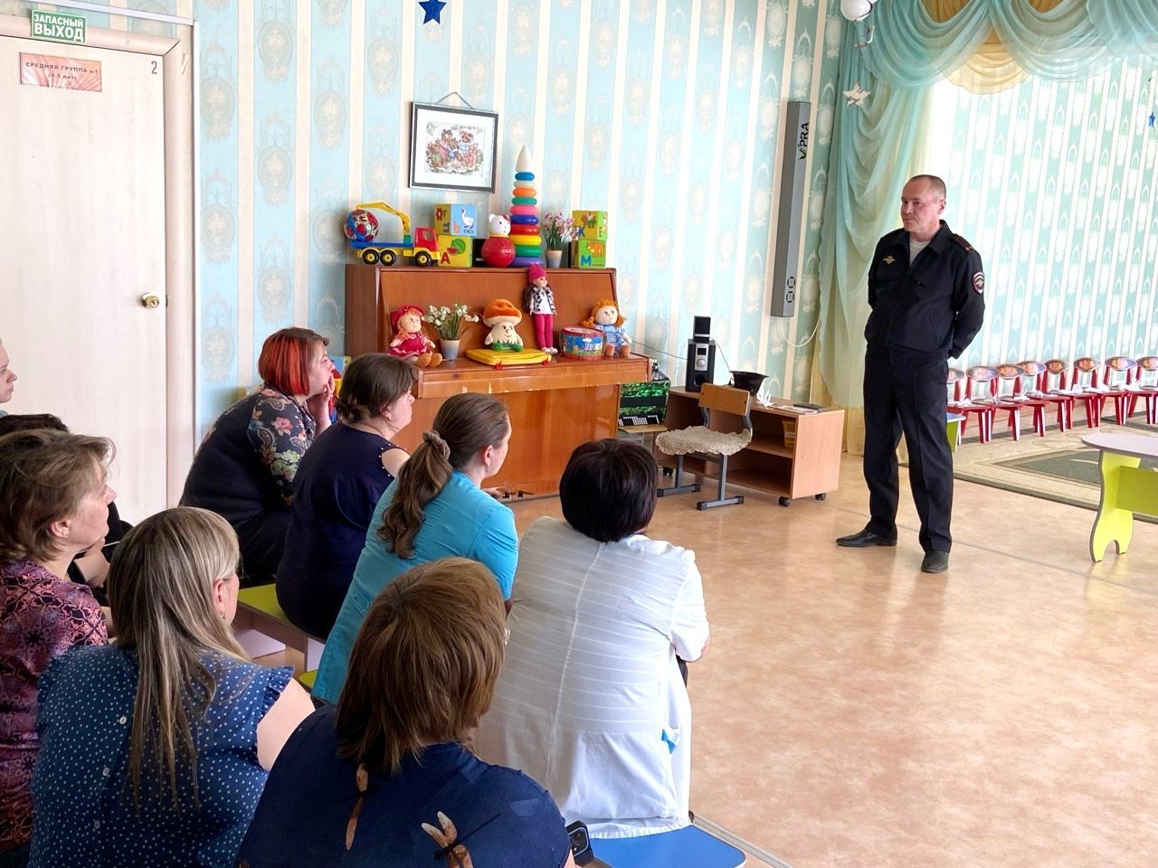 Подполковник внутренней службы Михаил Кунаев рассказал коллективу детского сада № 23 о мошенниках