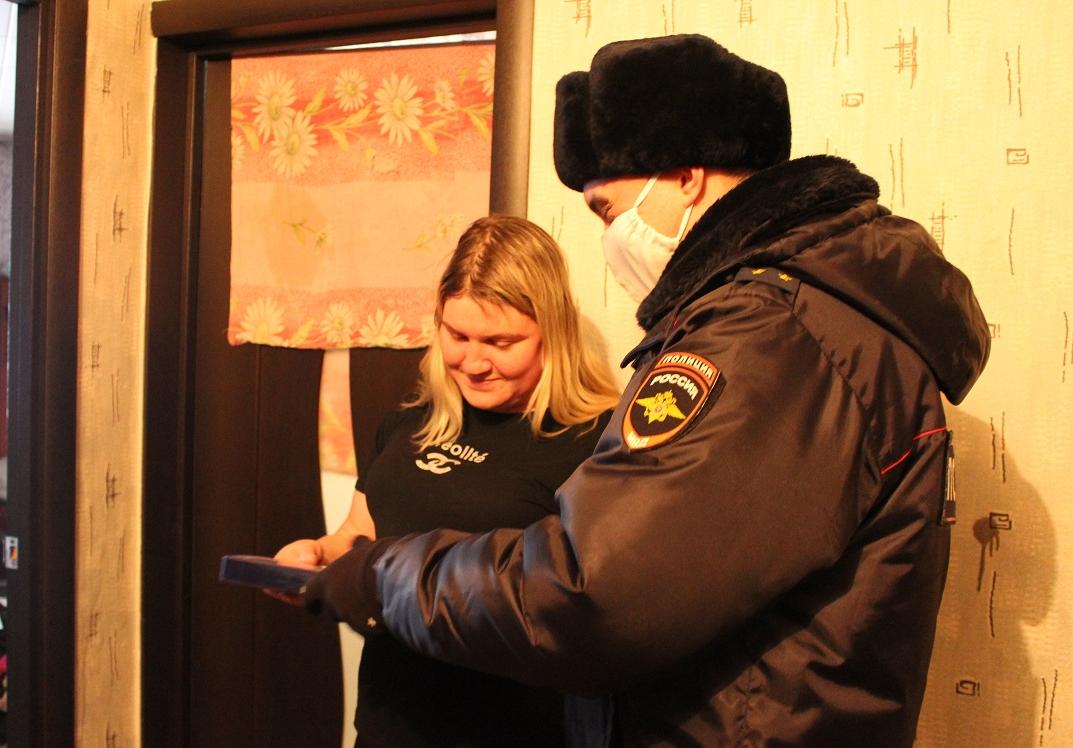 Во время акции «8 Марта - В каждый дом» сотрудники полиции Североуральска посетили многодетные семьи