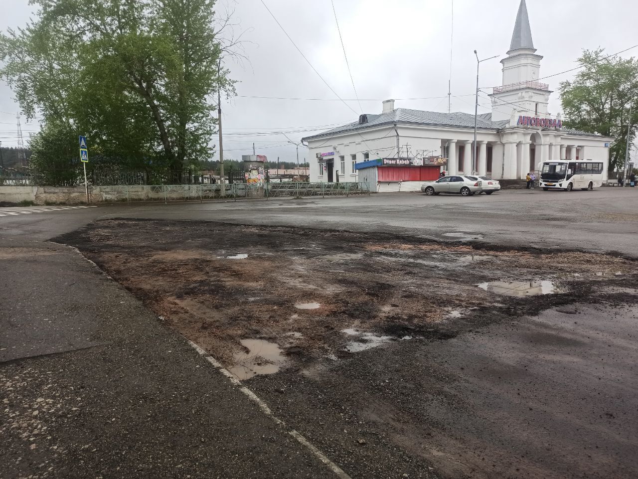 На ремонт проезжей части автомобильной дороги у вокзала - 2 миллиона 818 тысяч рублей