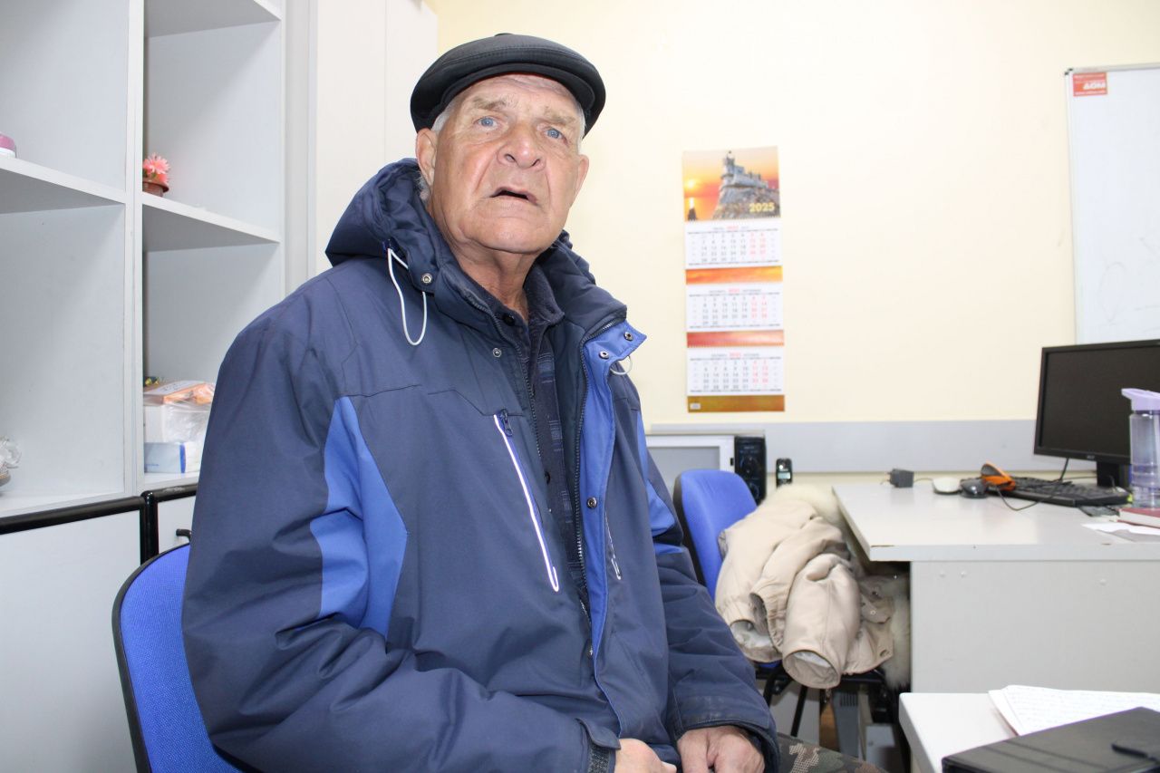 Напротив универсама убрали автобусную остановку. Бабули плачут