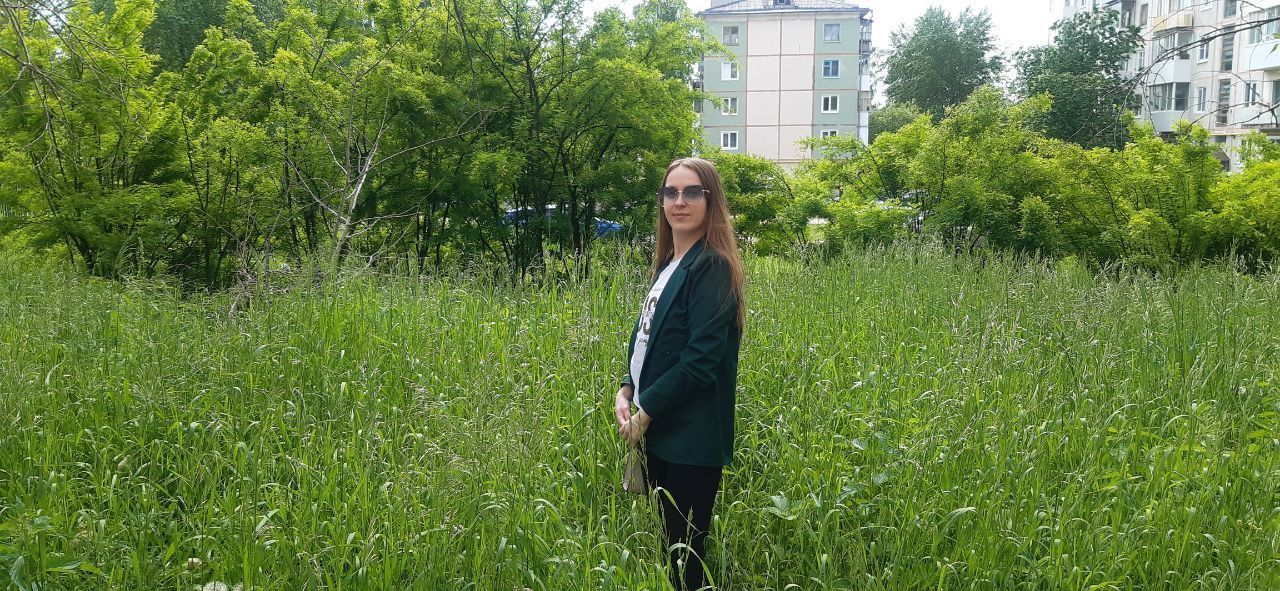 Североуральцы интересуются, кто должен скосить траву по улице Свердлова: "Она практически с мой рост"