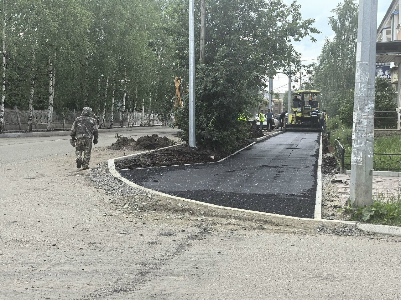 В Североуральске начали асфальтировать тротуары на улице Ленина