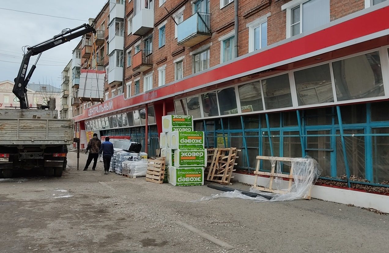 Магазин "Центральный" закрыт, но строители подвозят стройматериалы