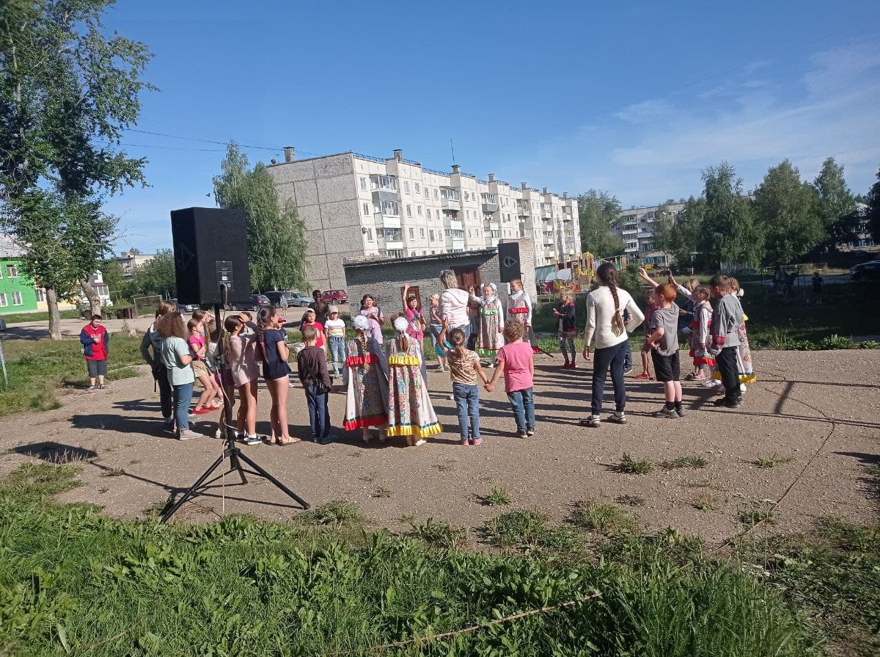 11 августа во дворе дома на Ленина, 17а провели игровую программу и вручили блокнотики с портретом Шипулина