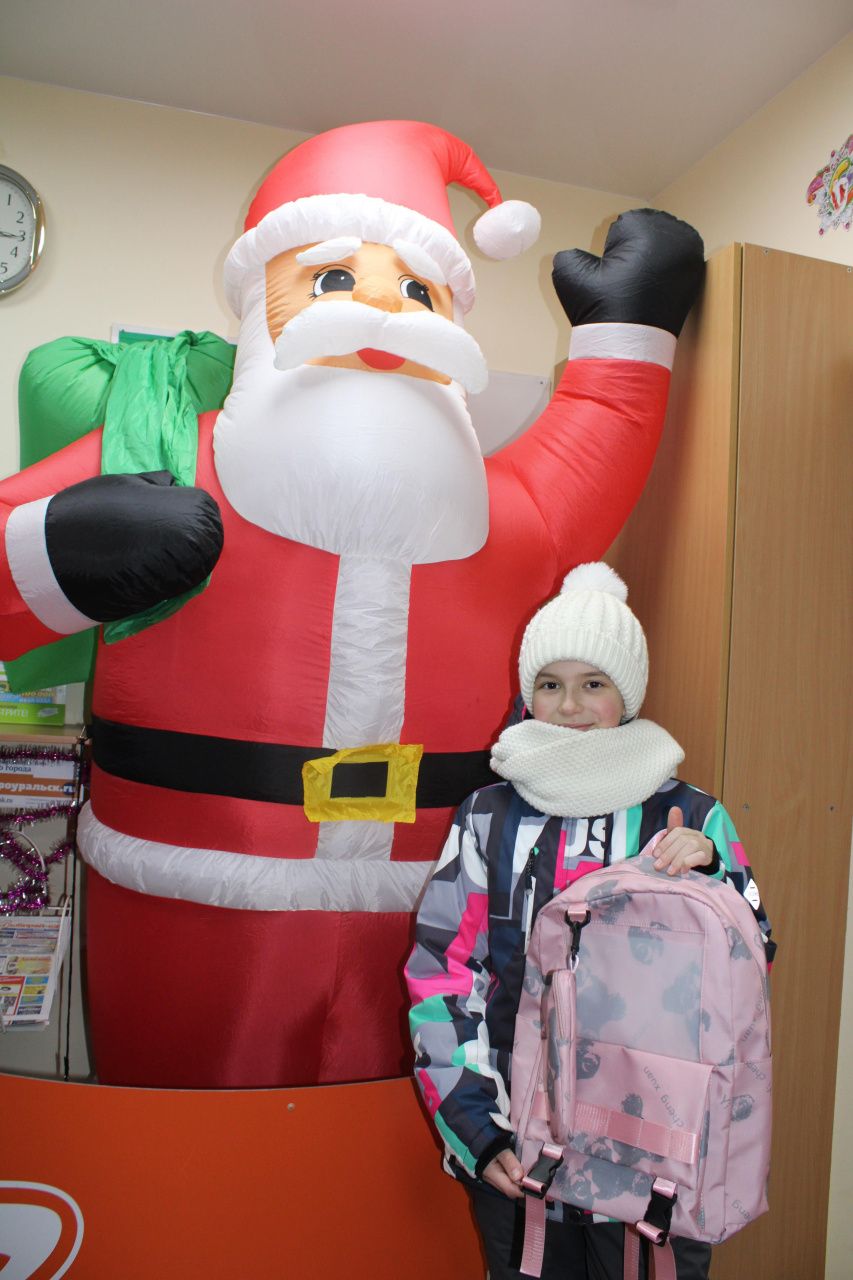 Модный рюкзак 10-летней школьнице Оле – в подарок от редакционного Деда Мороза