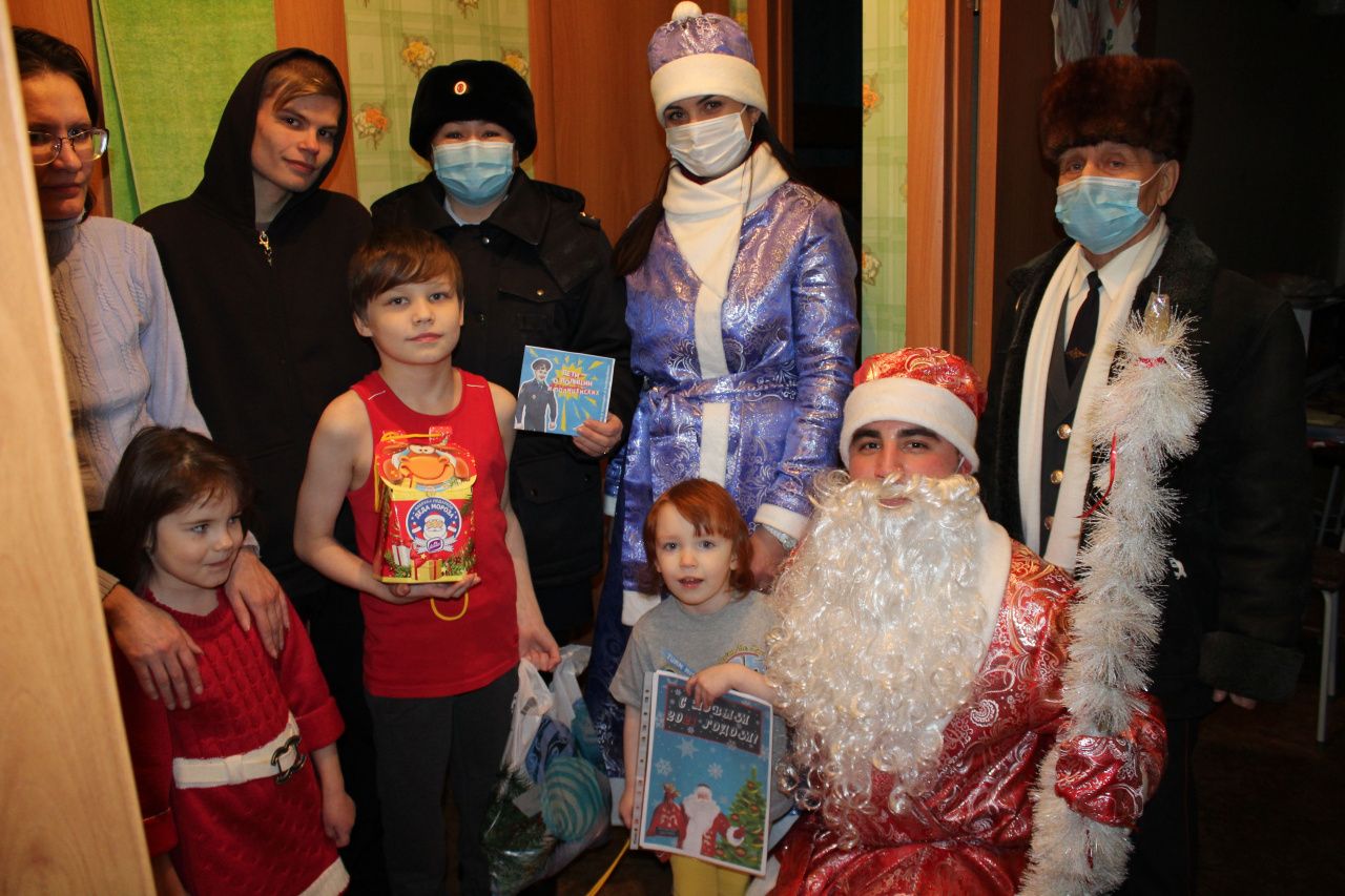 В канун Нового года в Североуральске прошла акция "Полицейский дед Мороз"