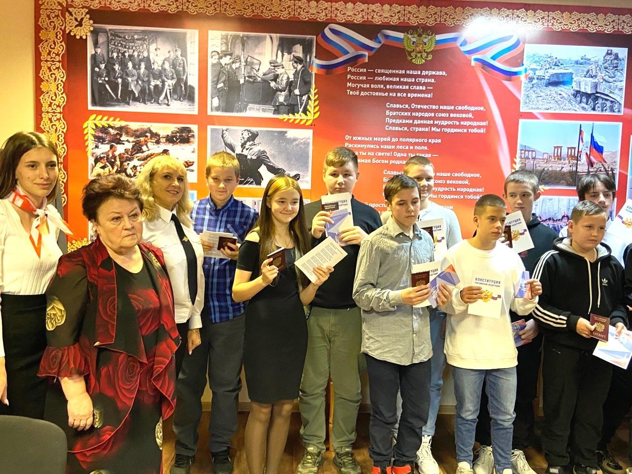 В музее отдела МВД Североуральска торжественно вручили юным горожанам паспорта РФ