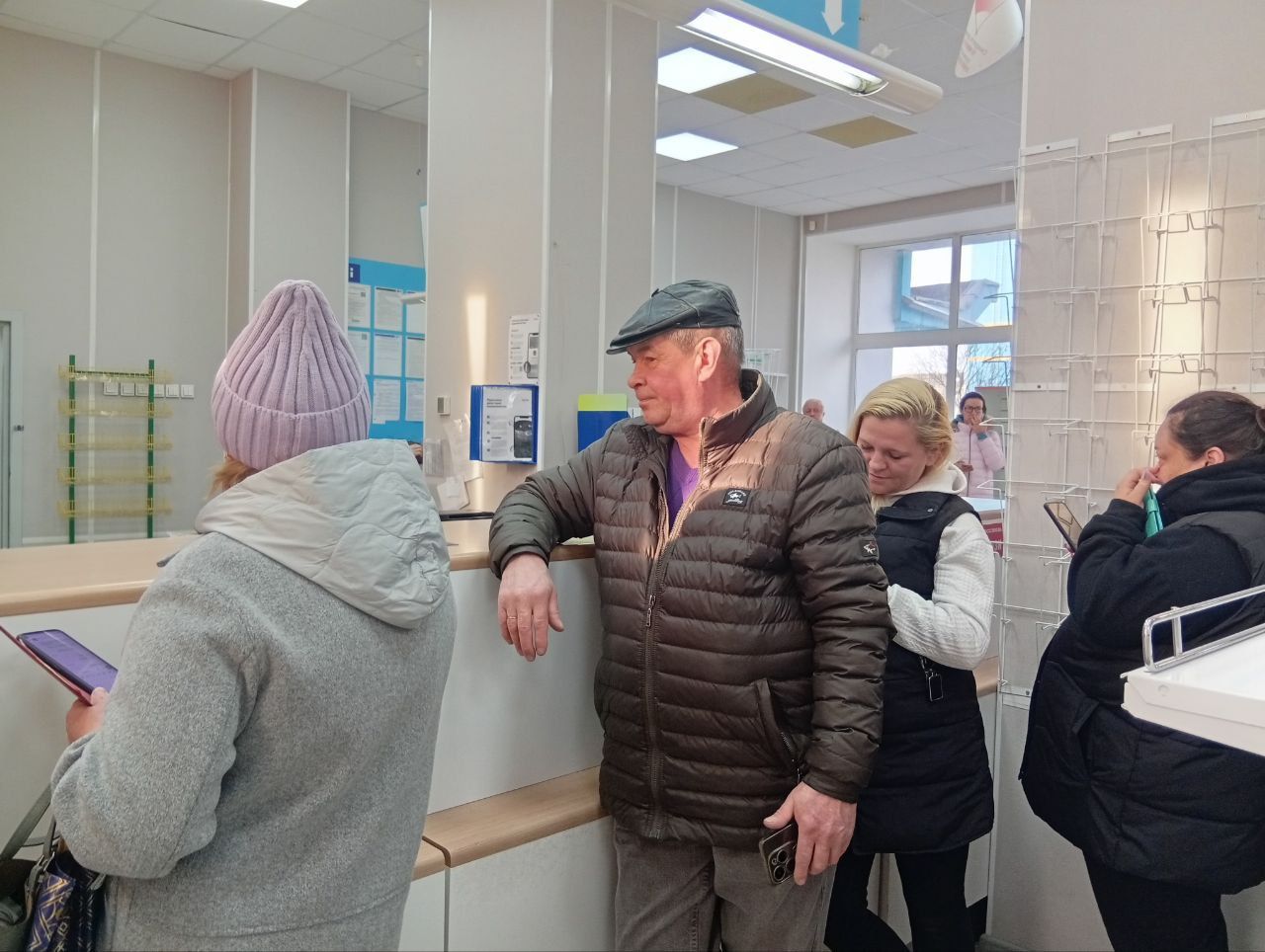 Почта в Североуральске не справляется с потоком посетителей. За посылкой стоят часами