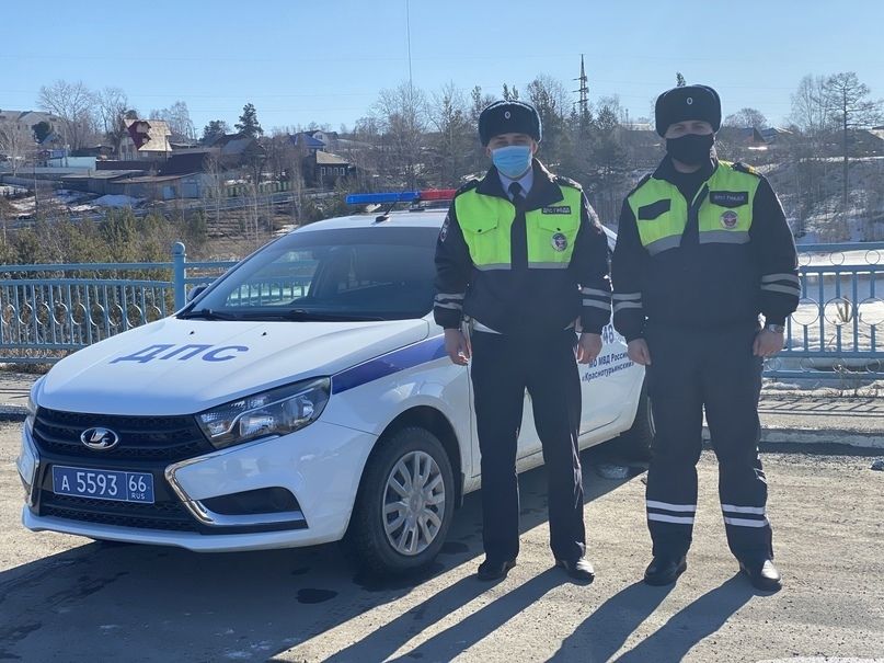 Сотрудники ГИБДД отремонтировали машину горожанке, застрявшей на перекрестке. Ранее они же спасли рыбака