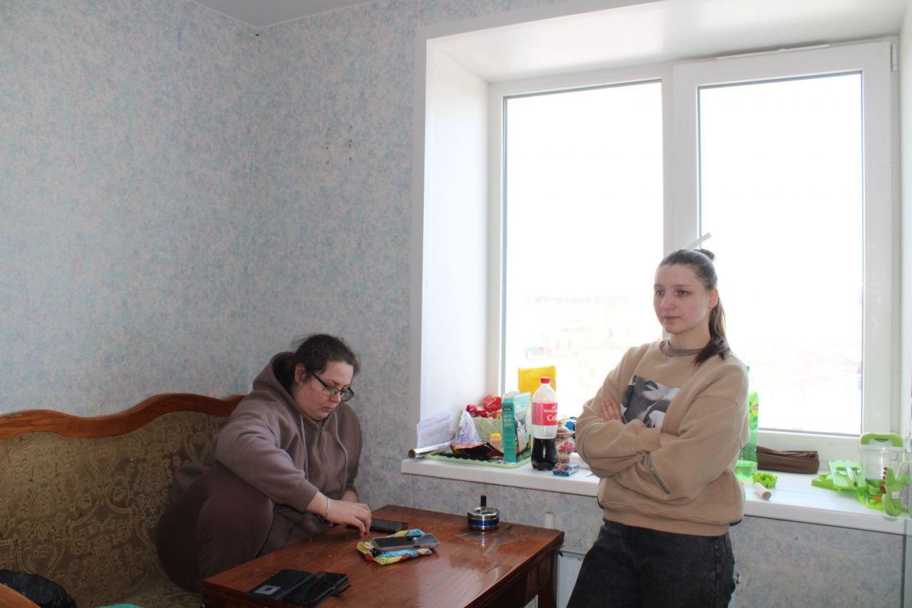 Пожар в девятиэтажке для сирот. Света нет, квартиры затопило, окна заколотили фанерой