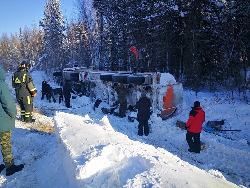 На трассе Ивдель-Североуральск опрокинулся бензовоз. Росприроднадзор рассчитает вред, нанесенный почве