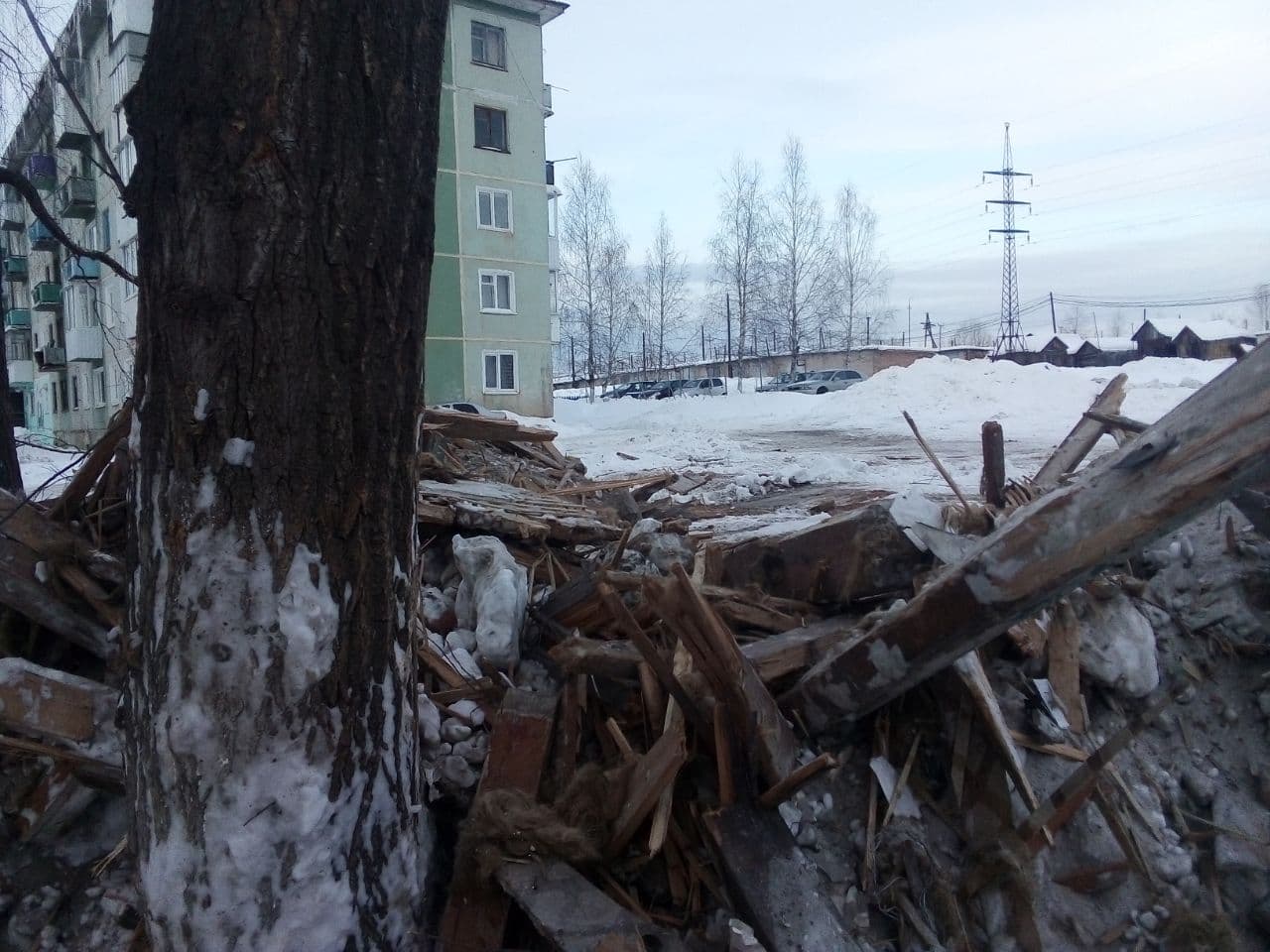 Аварийный дом в Черемухово снесли, старые сараи - тоже. А новые гаражи на этом месте строить не разрешили