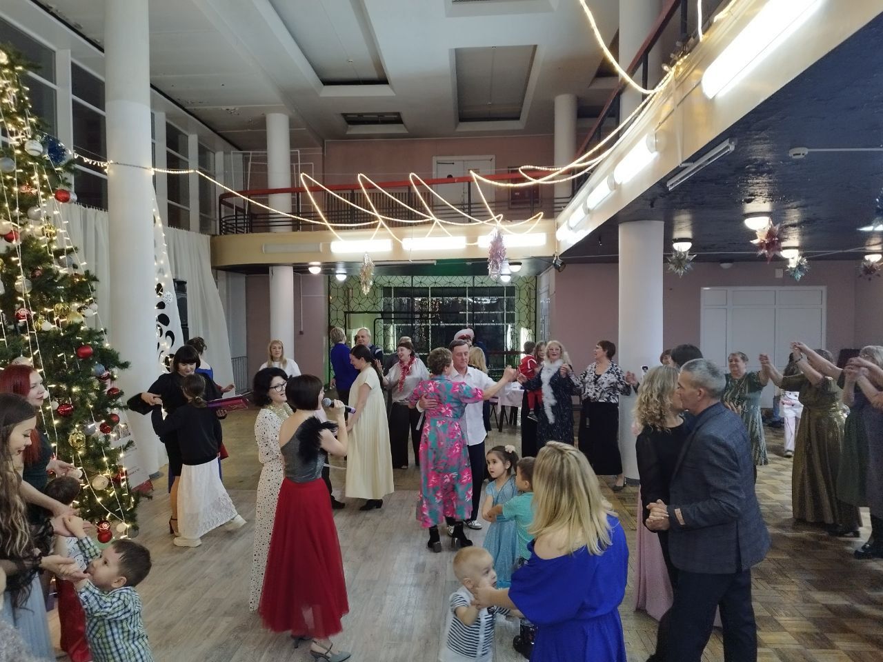 Новогодний «Бал поколений» - рок-н-ролл, вальс, детские воспоминания о чемодане с мандаринами