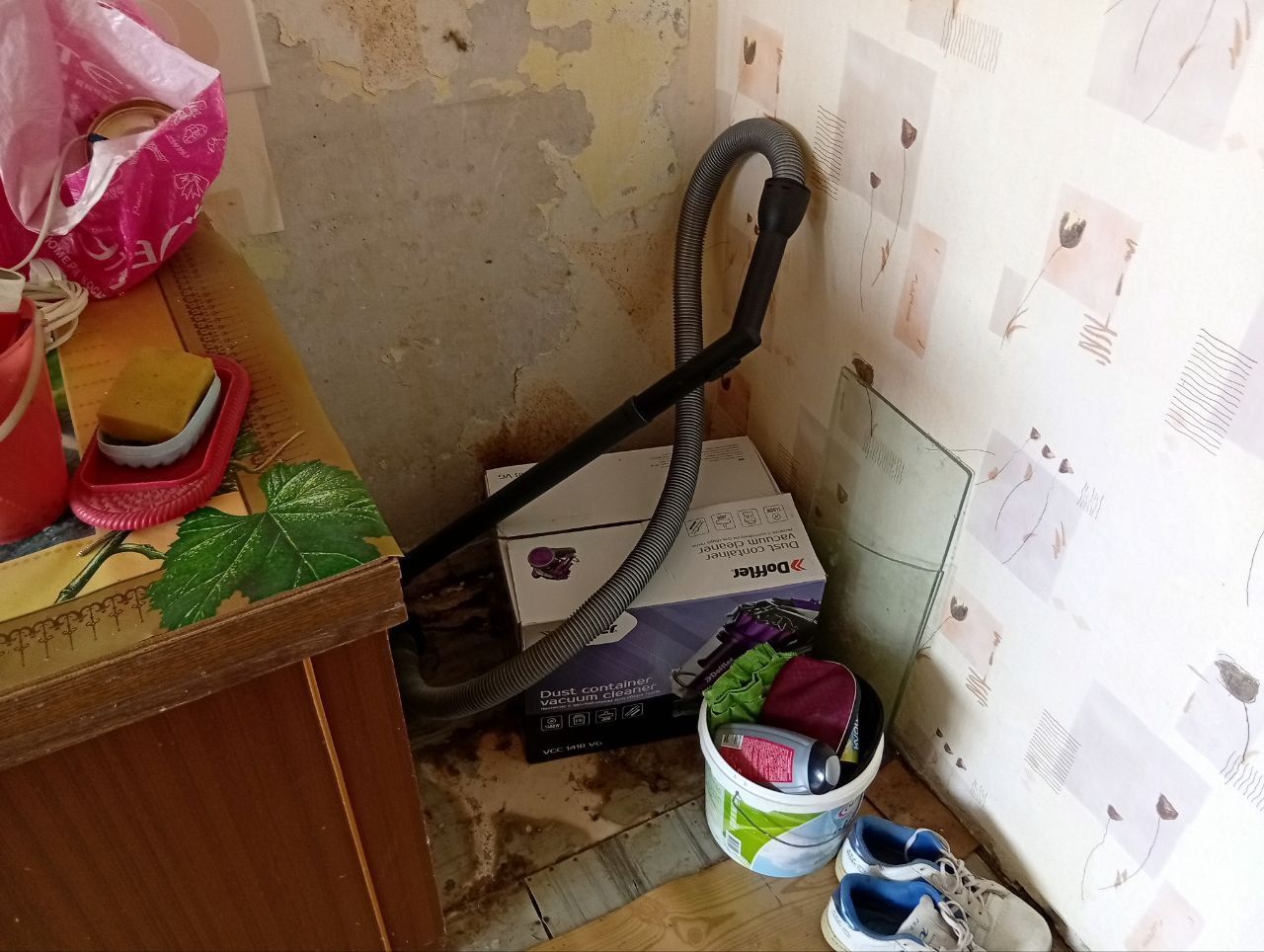 Верхние этажи "аварийного" общежития освободили для вахтовиков СУБРа. Мебель и утварь - в окно