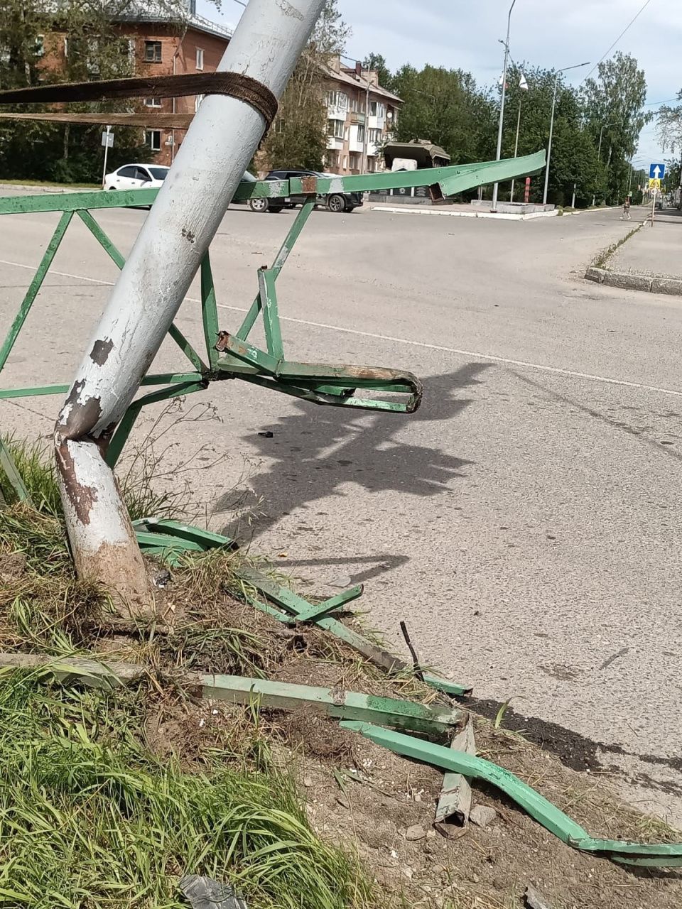 Легковушка снесла светофор на перекрестке Ленина-Белинского (фотофакт)