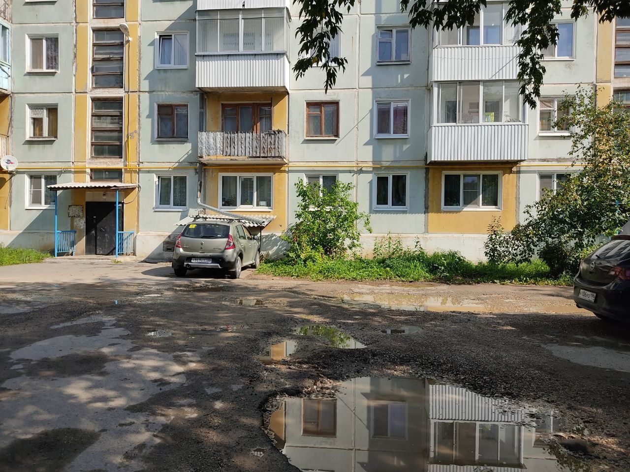 Жительница Североуральска жалуется на водителей, которые паркуются под окнами