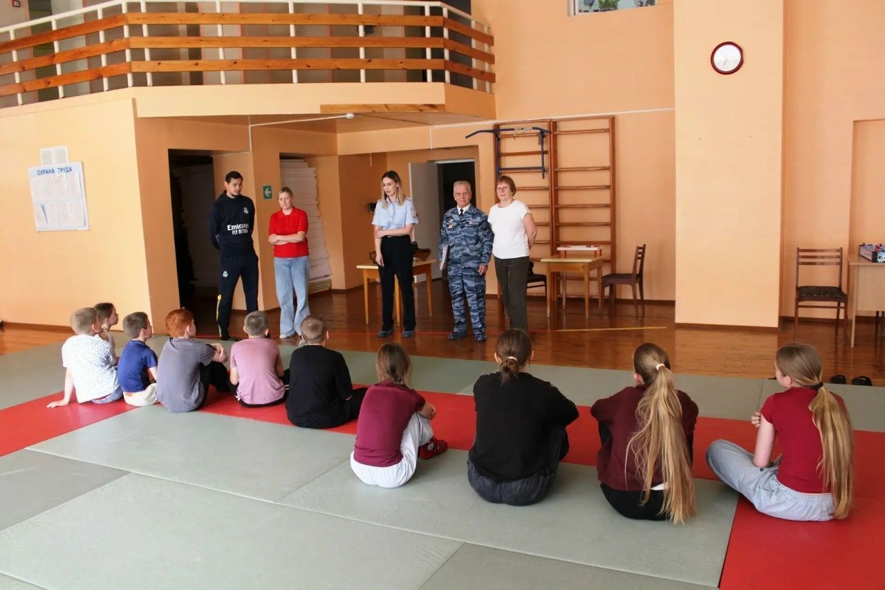В Североуральске полицейские и общественники провели встречу с детьми в лагере спортшколы
