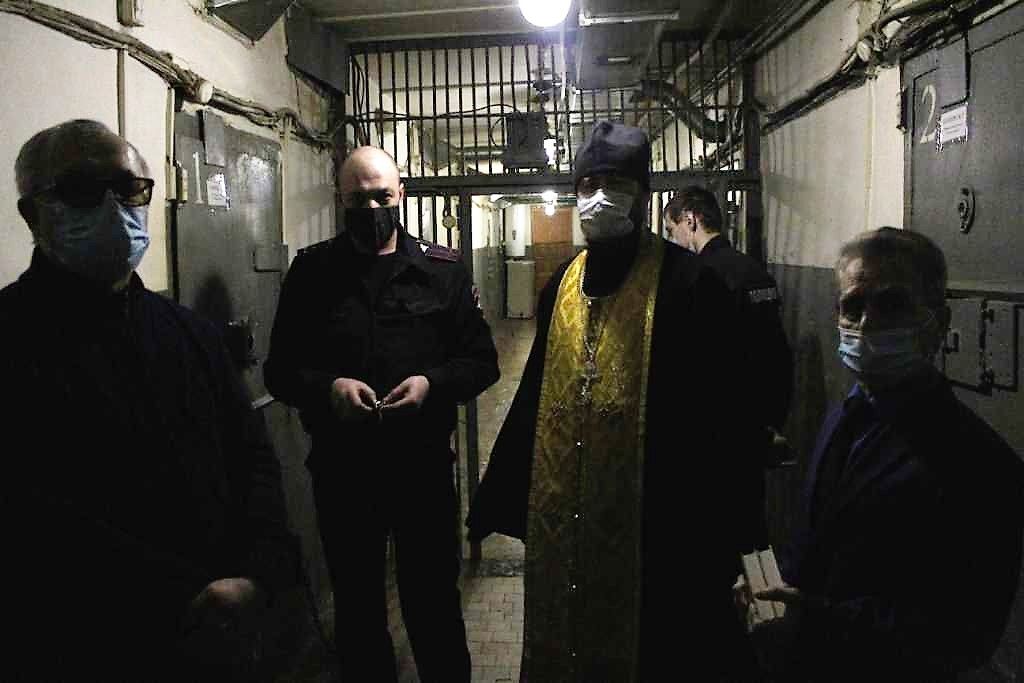 Священник исповедовал североуральцев, содержащихся в изоляторе временного содержания