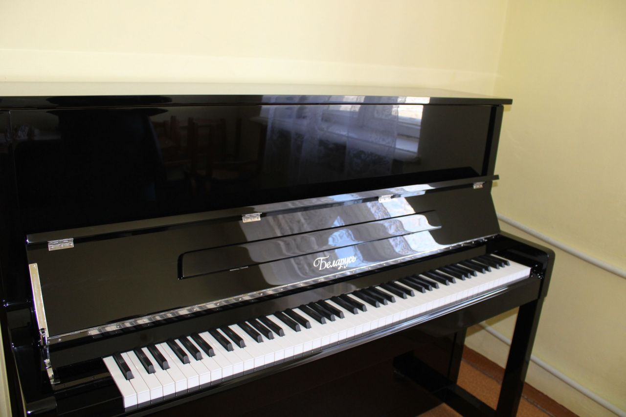 В детскую школу искусств Североуральска привезли два новых пианино и рояль