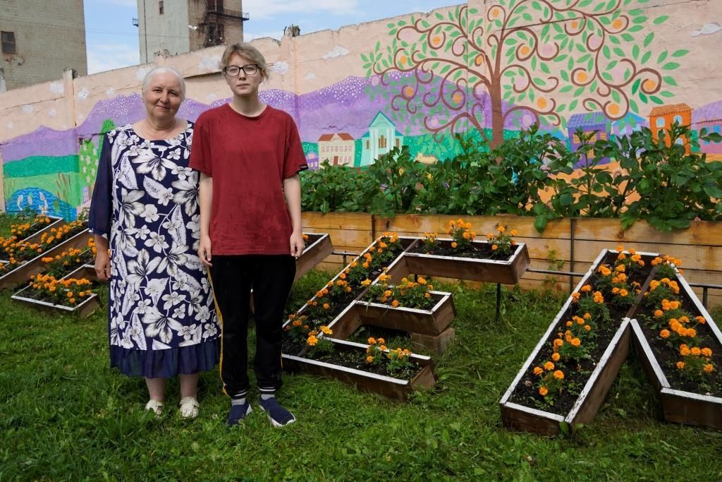 Шахта «Черемуховская» обзавелась красочным граффити. Его авторы – ученицы поселковой школы и их учитель