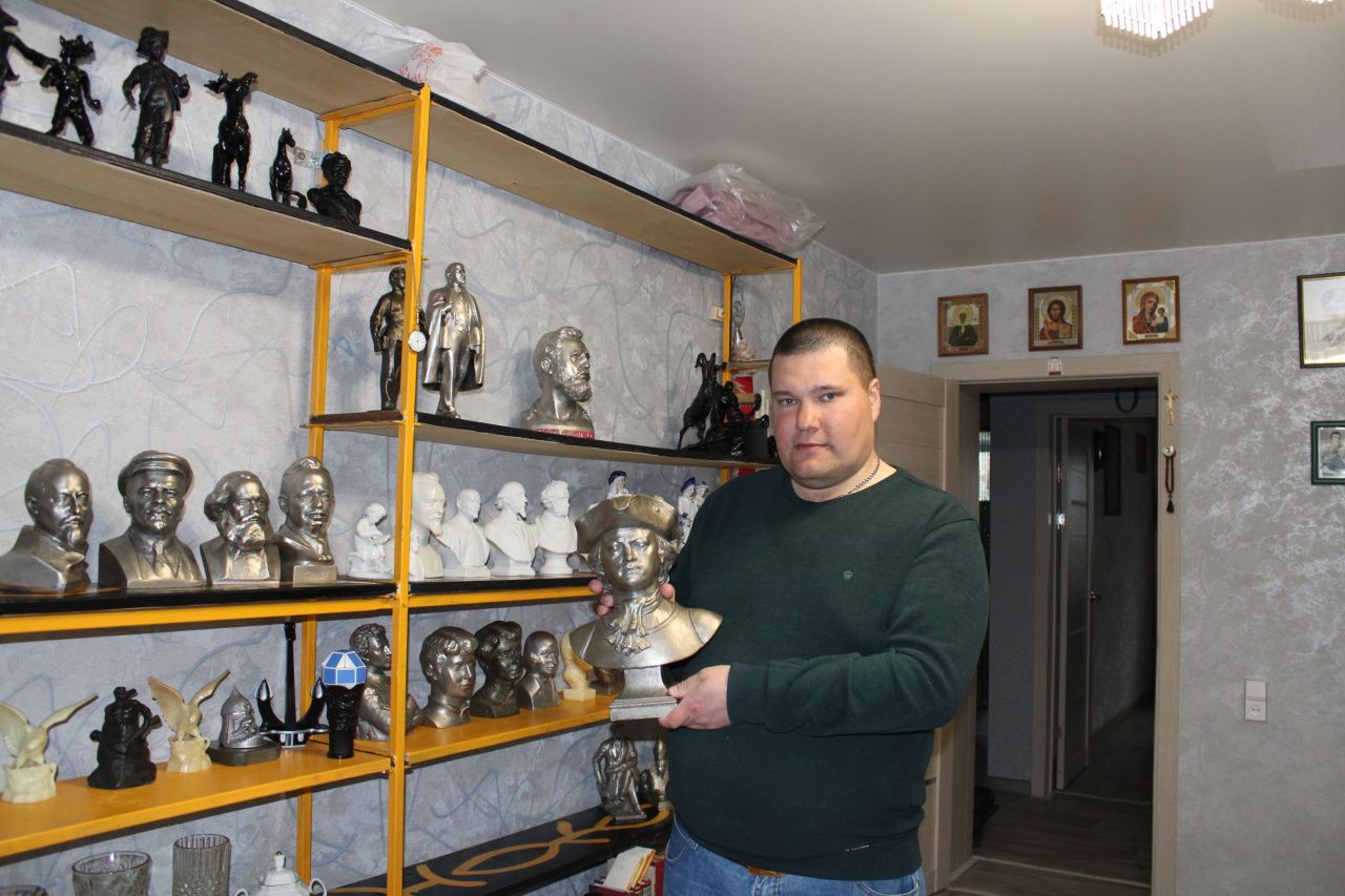 Константин Рукавишников - про комод-секретер, старуху у разбитого корыта и статуэтку штангиста