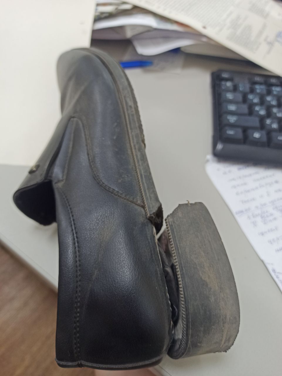 Купил туфли в мае, в начале июля обе подошвы лопнули. Что ж это за обувь такая?