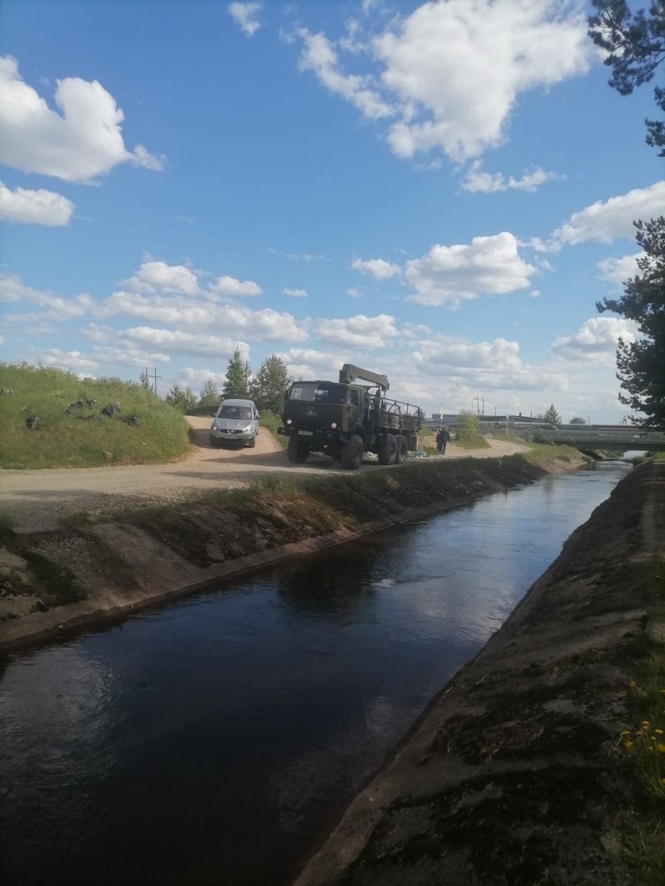 Мост рядом с садом «40 лет СУБРа» разбирают. А они его устанавливали?