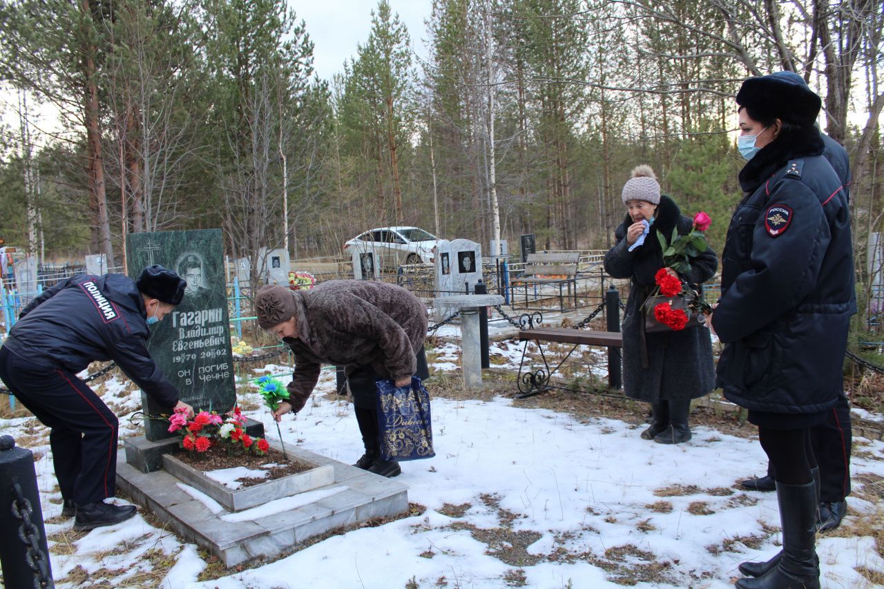 Коллеги из полиции навестили могилы погибших при исполнении Михаила Паршукова, Владимира Гагарина и Натальи Захаровой