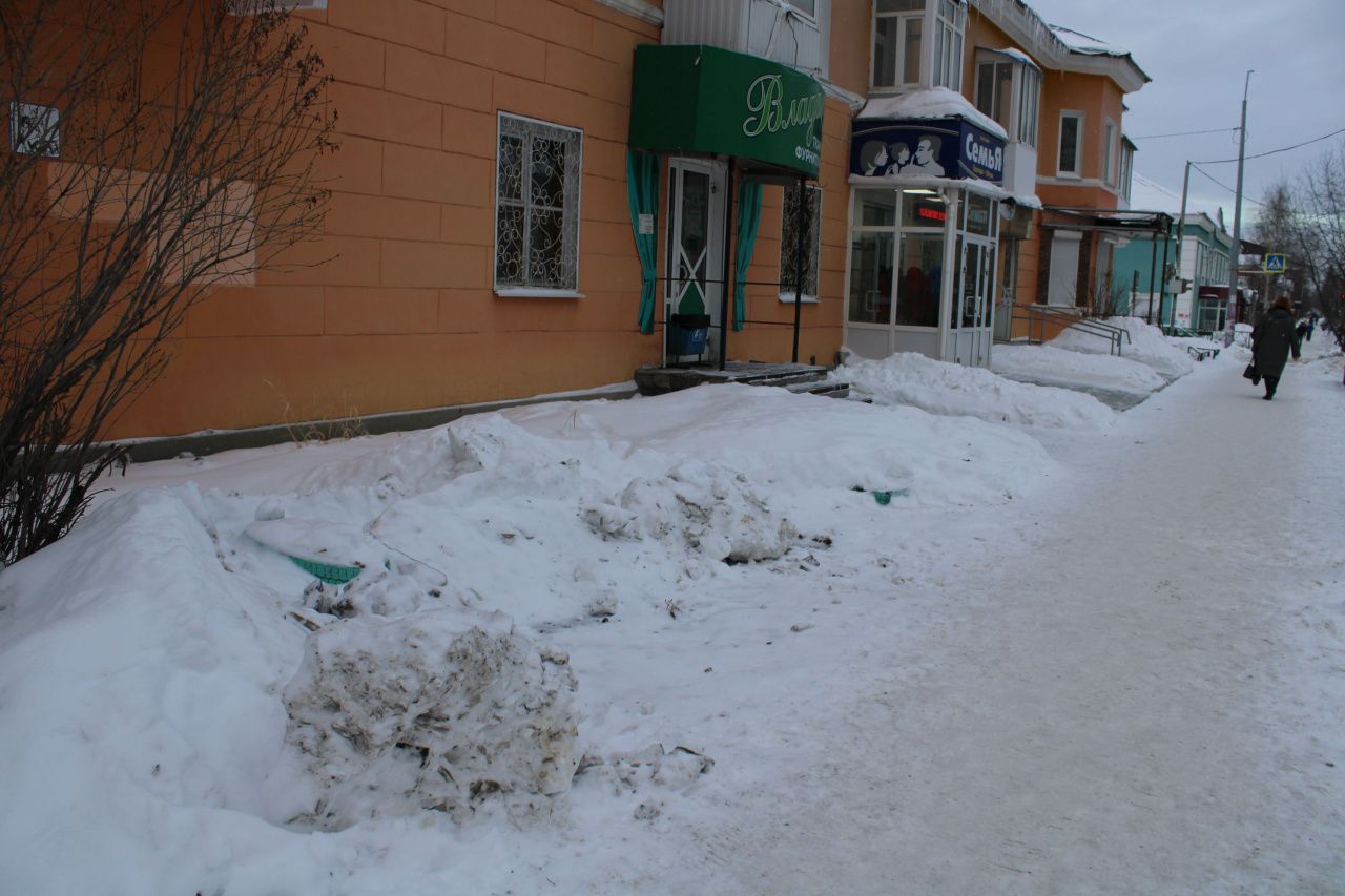 Чистили улицу Ленина, разворотили у магазина клумбу, которую облагораживали 20 лет 