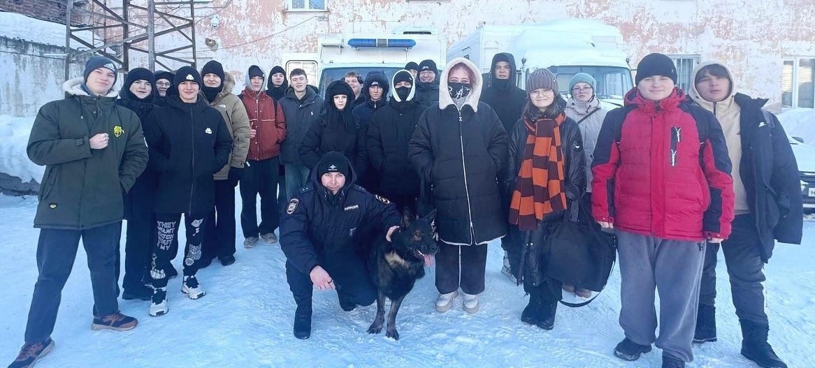 Будь в форме: экскурсия в отдел полиции для студентов Североуральского политехникума
