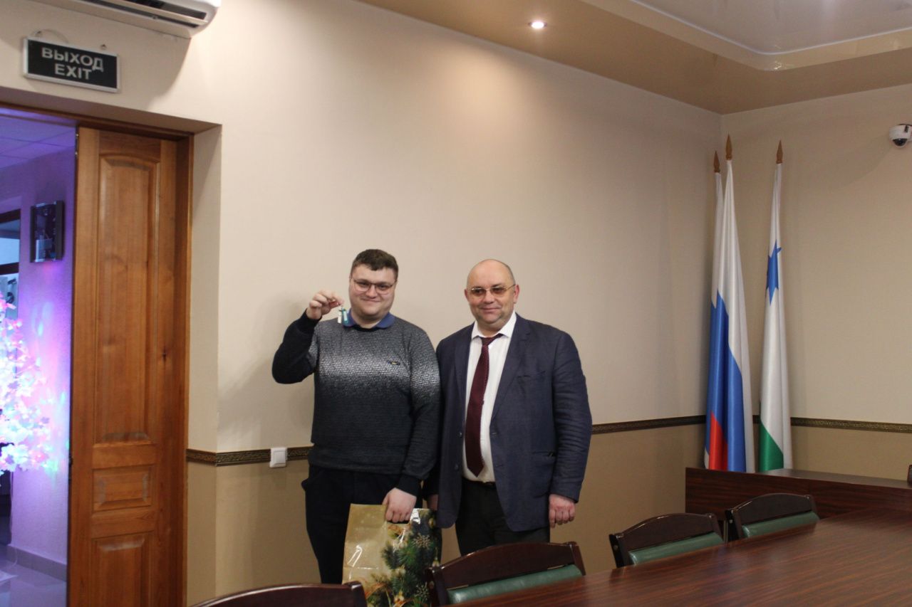 Виталий Никитенко вручил ключи от квартир двум молодым врачам-терапевтам