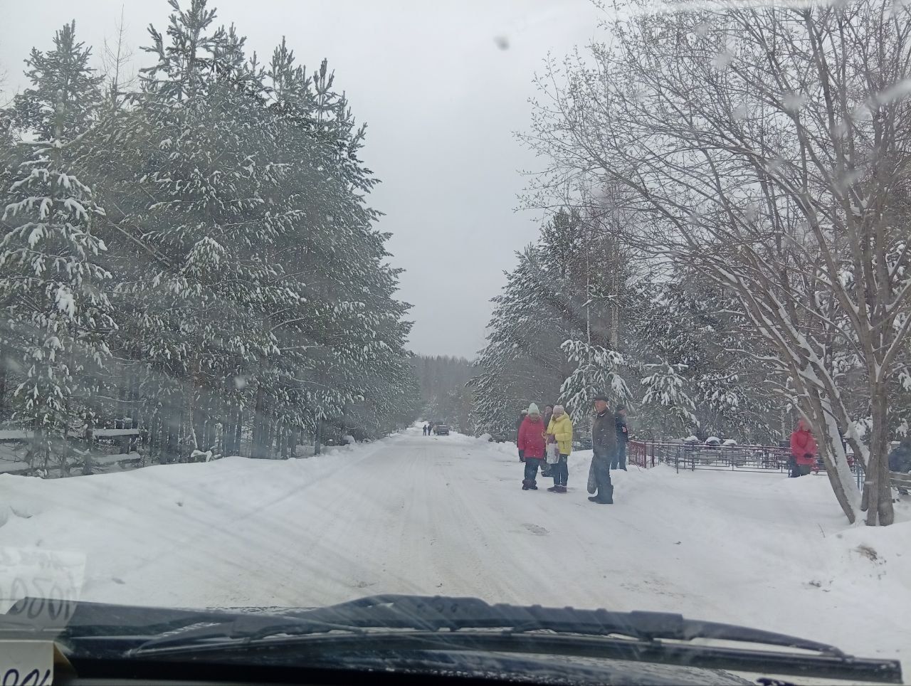 88-летний североуралец просит оборудовать на кладбище остановку - с крышей и лавочками