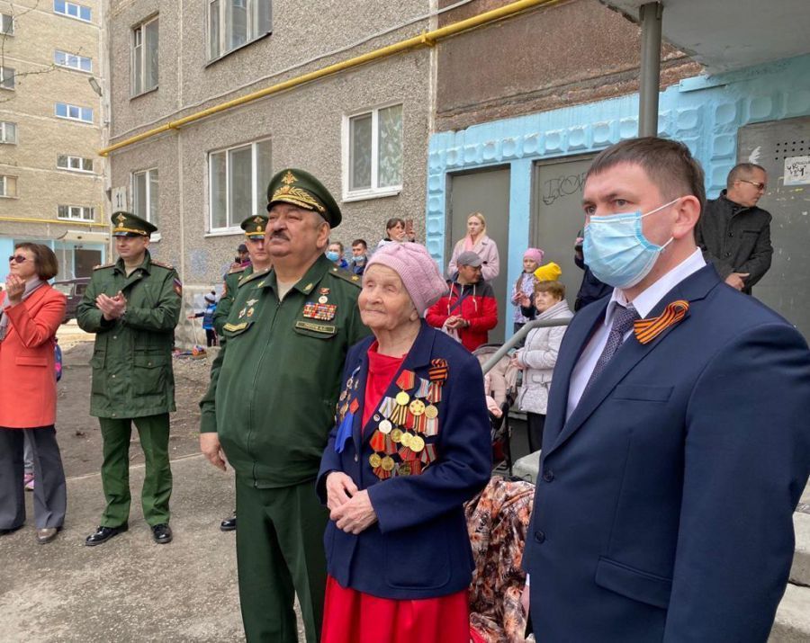 Для 100-летнего ветерана Великой Отечественной войны Елизаветы Григорьевны Смоленцевой организовали праздник у дома