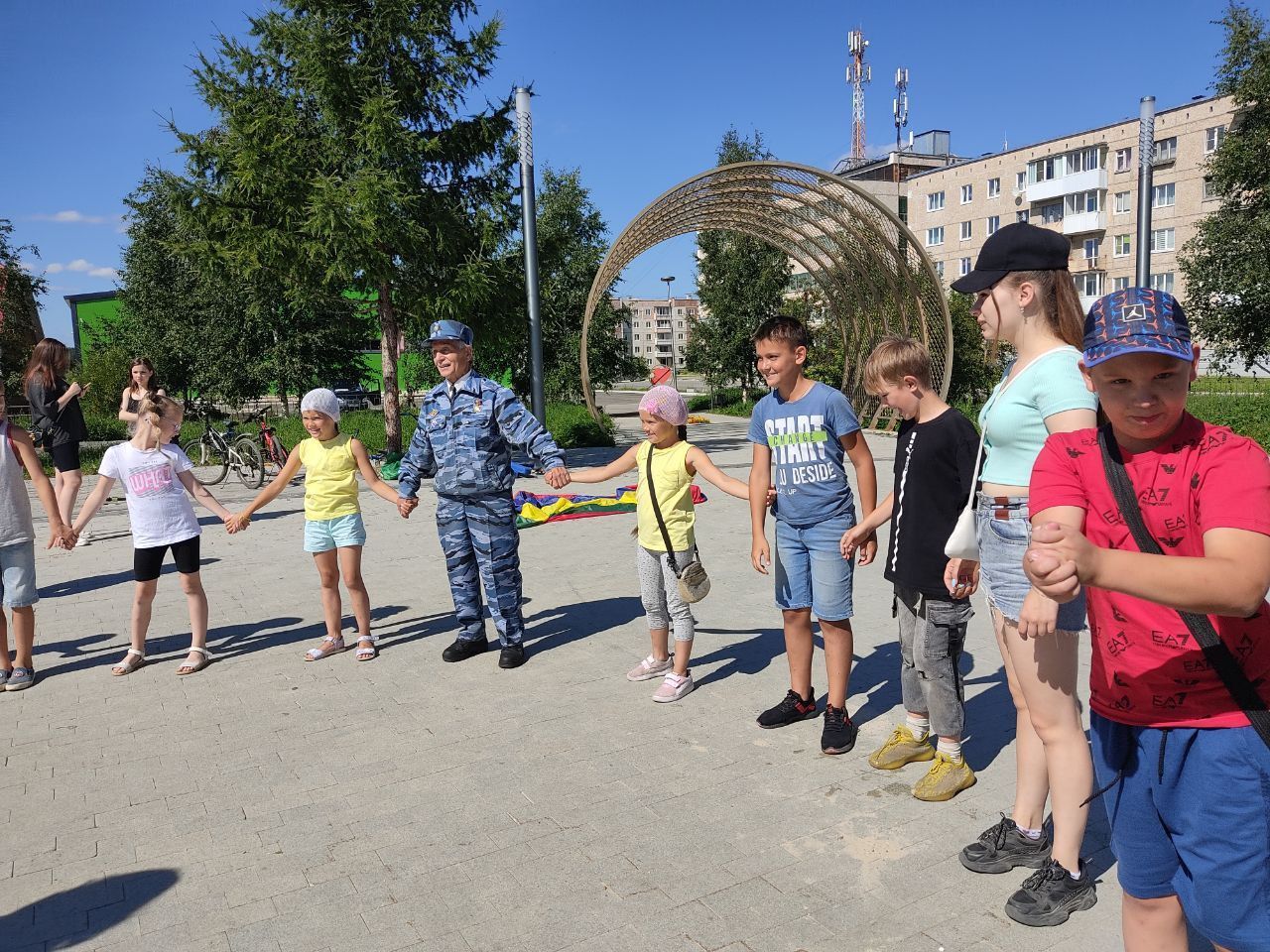 В парке "Молодежный" сотрудники полиции Североуральска провели для детей веселую зарядку