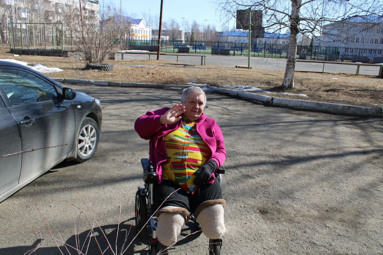 Инвалид без ног Светлана Куражова выехала на весеннюю прогулку по новому пандусу