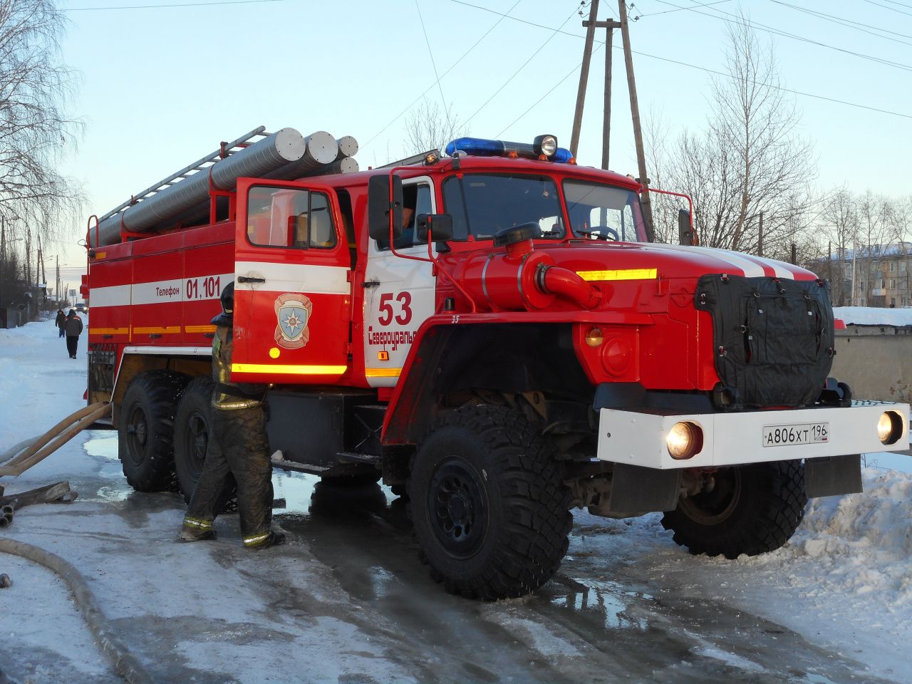 На улице Хохрякова произошел пожар, огонь уничтожил мансарду большого жилого дома