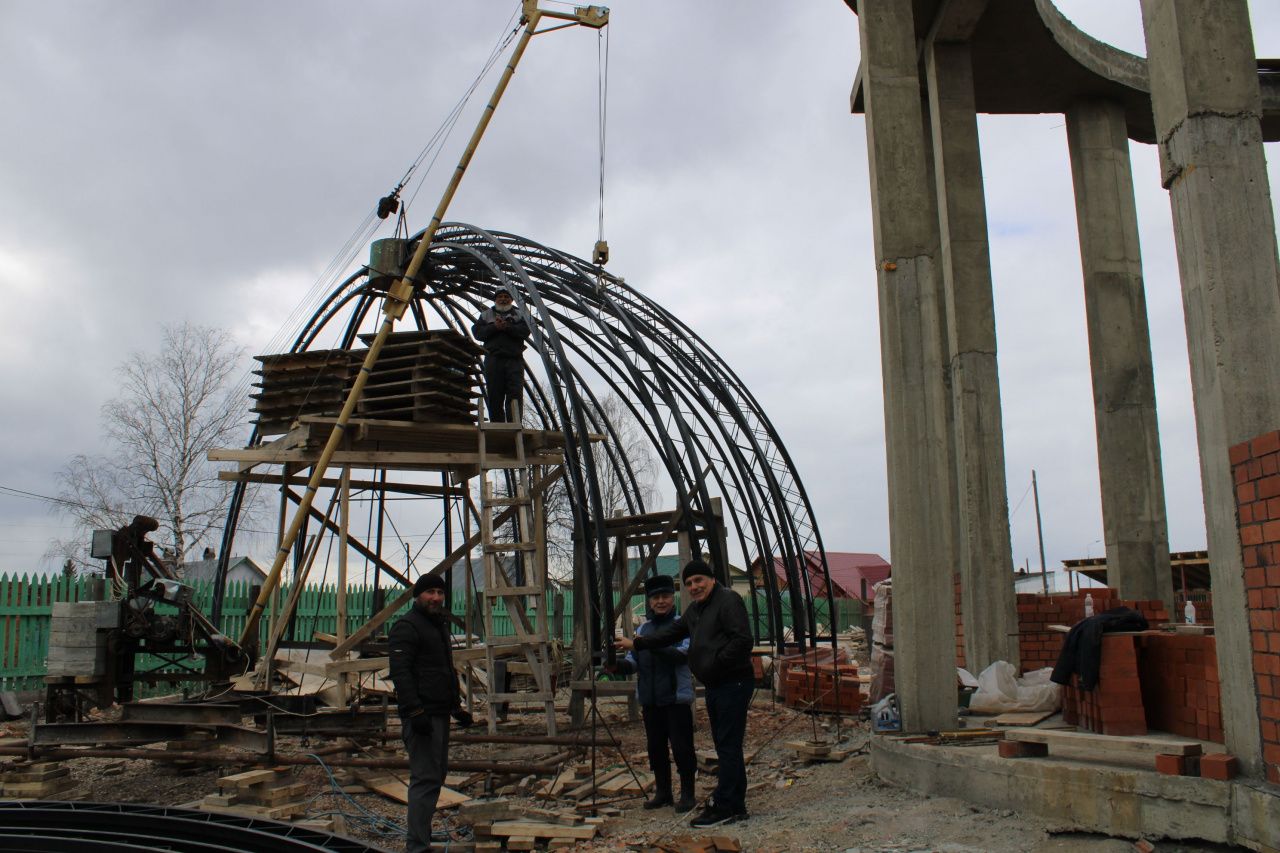 Строительство мечети в Североуральске возобновилось. Собирают купол