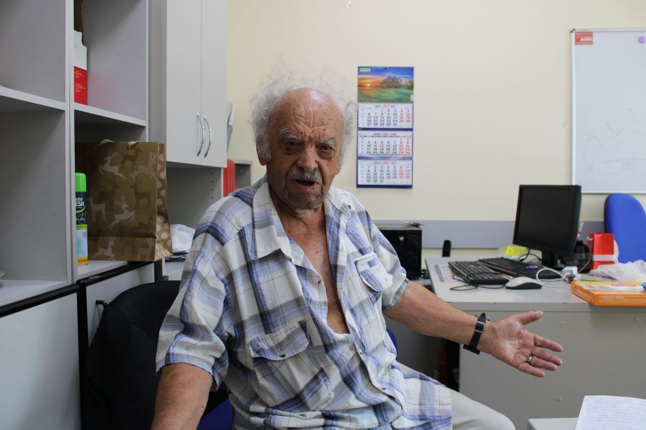 90-летний североуралец беспокоится - урны перед магазином переполнены, лиственницы не ухожены