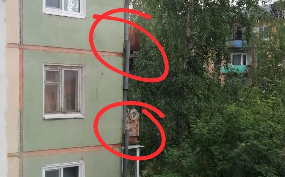 Водосток с крыши по улице Свердлова, 50 не выполняет свою функцию. Балкон и квартиру топит